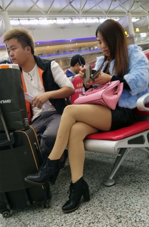 高铁站等车的肉色丝袜黑色紧绷短裤长发妹子