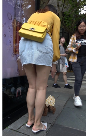 黄衣牛仔裙妹子