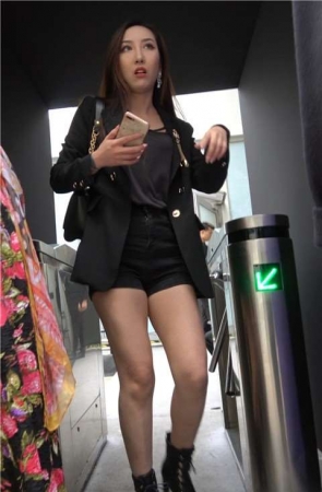 4K – 街拍美腿美女姐姐 [1.04 GB/MP4]