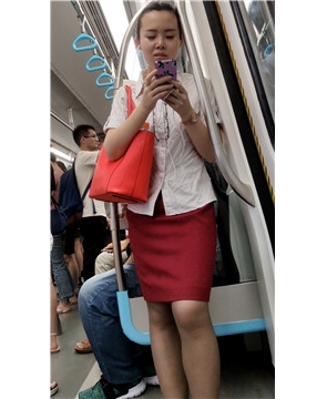 红色包臀裙美眉 [1.12 GB/mp4]