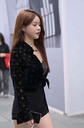 美腿黑色热裤小姐姐