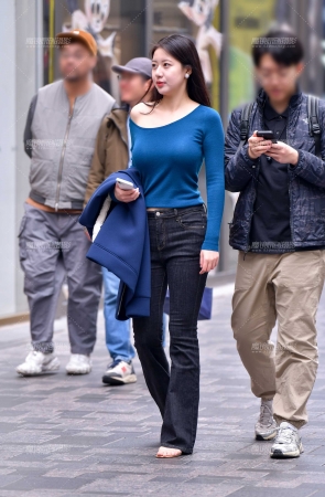 红嘴唇甜美牛仔裤美女