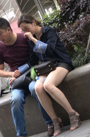 坐在路边完美的美脚丫