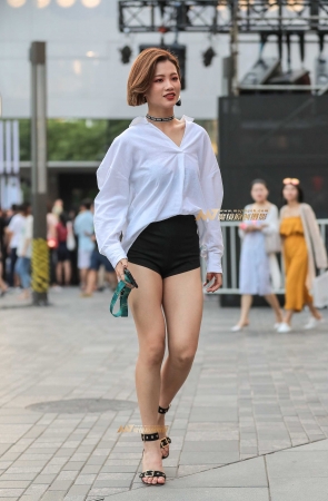 B85、清爽短发配美腿