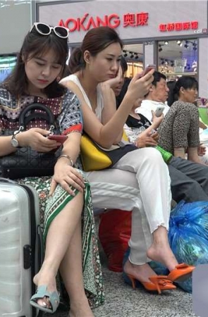 4K – 超高颜值街拍美足女神姐妹 [2.81 GB/MP4]