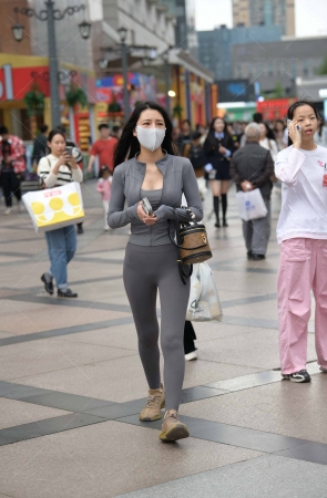 街拍紧身瑜伽裤美眉