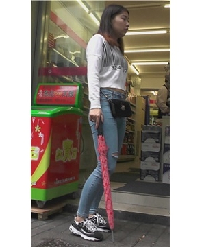 街拍翘臀紧身破洞牛仔裤小清新美眉 [1.23 GB]