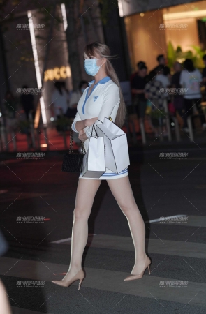 一袭及腰长发 修长的双腿