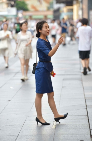 抓拍玩飞镖的金店销售员小姐姐