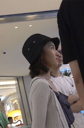 深情款款的凉高美足文静女孩