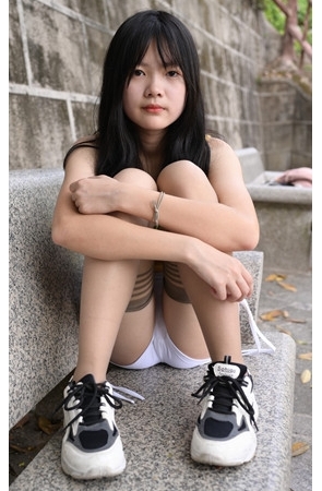 白色短裤女孩【套图+视频】