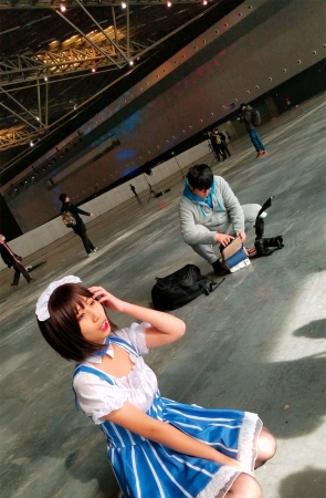 街拍黑丝高跟鞋女仆装cosplay的可爱妹纸