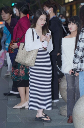 搭讪跟闺蜜逛街的条纹裙美眉