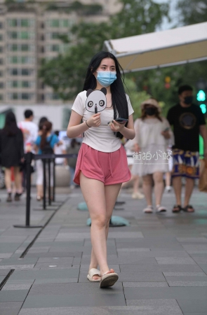 街拍粉色热裤邻家妹子