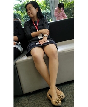 4k视频，跟闺蜜聊天的美腿极品少妇