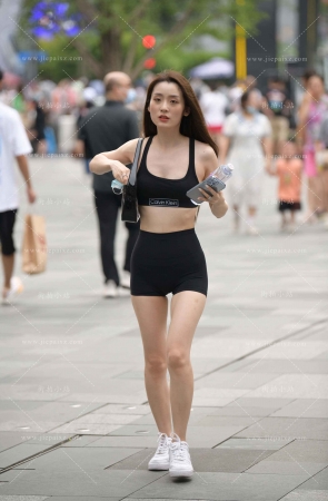 街拍紧身热裤套装少f  [21P]