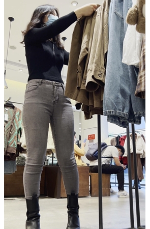 挑选衣服的灰牛美女