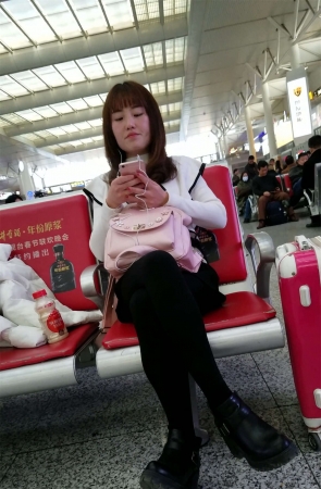 高铁站候车的黑色丝袜性感长腿妹子