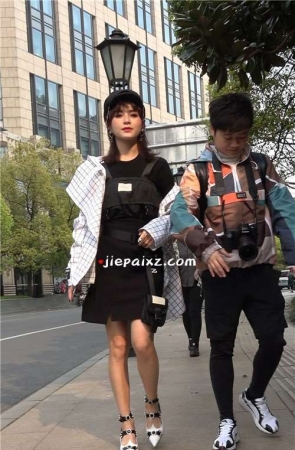 4K – 时尚的街拍美女 [991 MB/MP4]