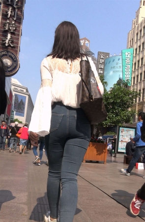 超紧蓝牛丰腴美臀白衬衫美女