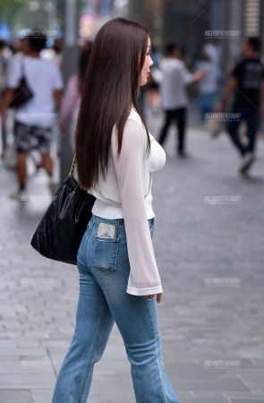 韵味丰满牛仔裤美女
