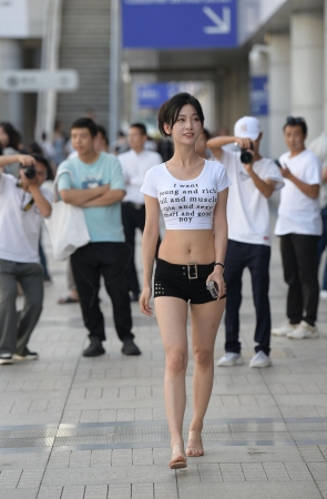 23612-15=128身材真好的热裤美女