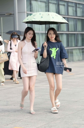 街拍白皙长腿姐妹