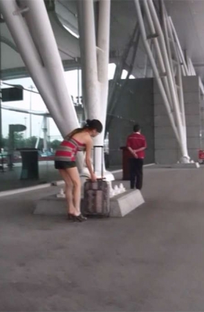 机场偶遇黑色短裤圆润翘臀时尚美眉