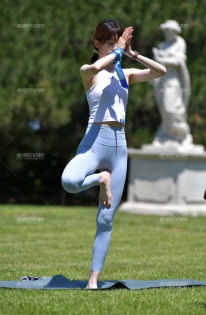 阳光优美晨瑜伽美女