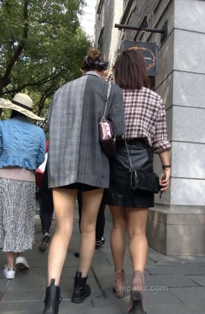 4K – 街拍美女闺蜜相约下午茶 [1.37 GB/MP4]