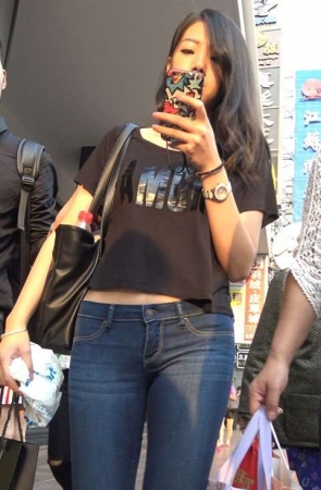 4K 性感紧身牛仔裤美女姐姐 [642 MB]