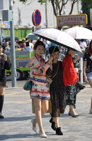 撑伞的高跟美女