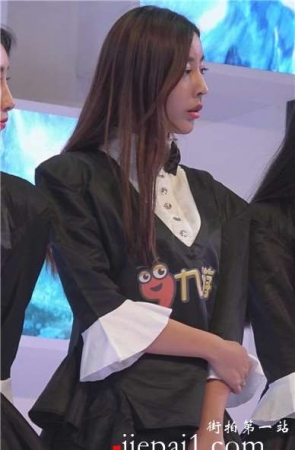 舞台上高挑性感的长腿高跟鞋女神