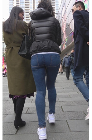 紧身蓝牛仔美少妇