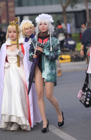 程生街拍作品 – 展会闪亮亮的美长腿