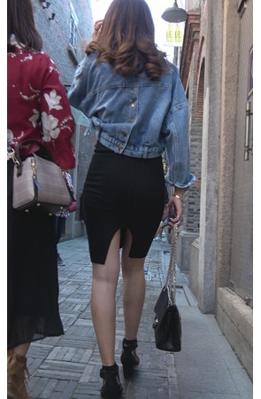 黑色开叉包臀裙小姐姐[1.26G/MP4]