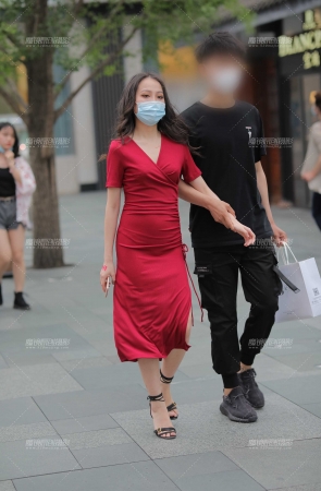 修身红裙展现女人味