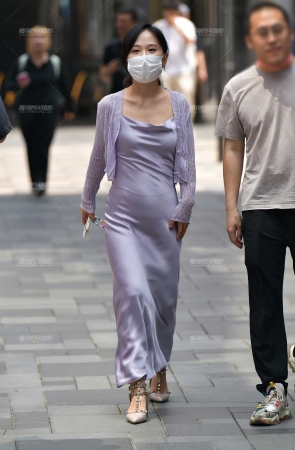 真丝顺滑长裙美女