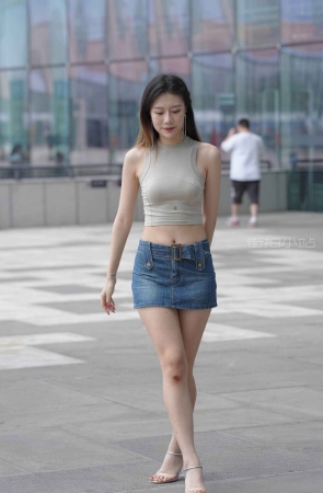 搭讪街拍牛仔短裙小蛮腰美女