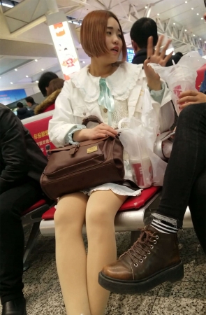 高铁站拍摄可爱漂亮连衣裙肉色丝袜短发妹子