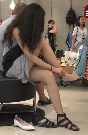 试鞋的苗条美眉