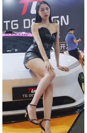 连体皮裙车模小姐姐