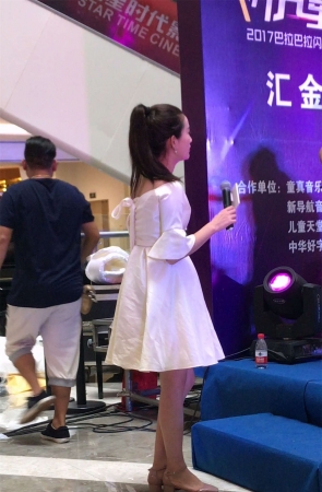 商场活动的白色连衣裙性感美女主持2
