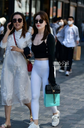 街拍白色紧身裤美眉