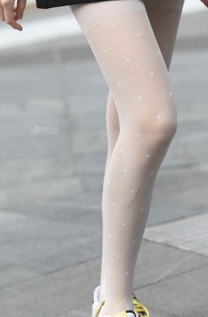 诱惑薄街拍肉丝妹子