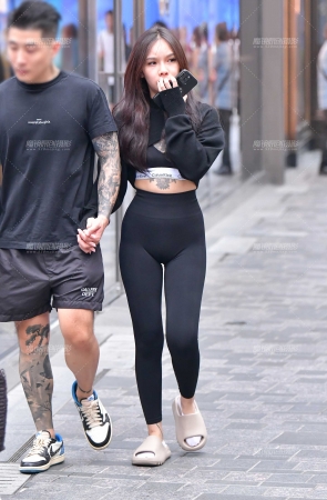 细腰紧致瑜伽裤美女