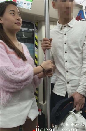 有点小可爱的粉色系少女，那么小就交男朋友了。