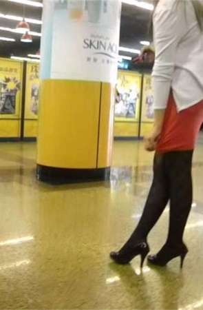 在商场徘徊的黑丝少妇