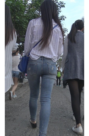 蓝色牛仔紧身裤妹子