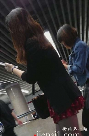 4k-刚下地铁的黑丝美腿美女。